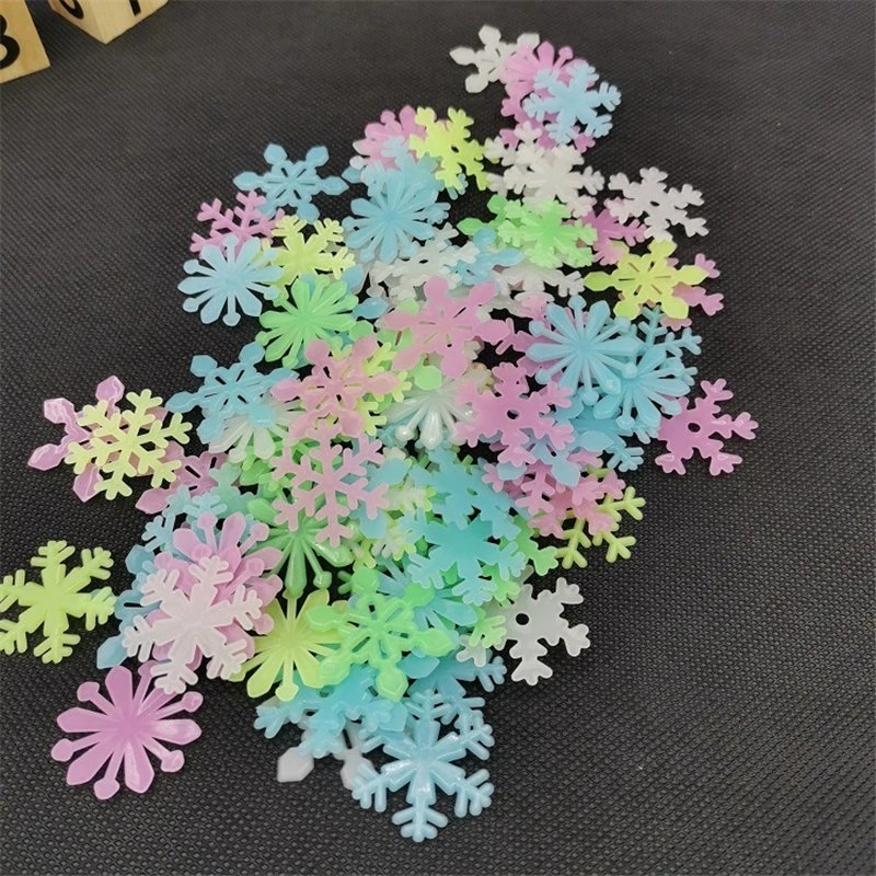 Vivid Luminous Snowflake Pvc Sticker Glow In Dark Fluorescent Wall Art Xmas Festival Birthday Party Home Decoration Window Decal