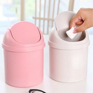 Mini-Mülltonnen Tischabfallkorb mit Roll-Schwenkdeckel, kleine Scheren, Stifte und Haushaltsbüro-Aufbewahrungsaccessoires.